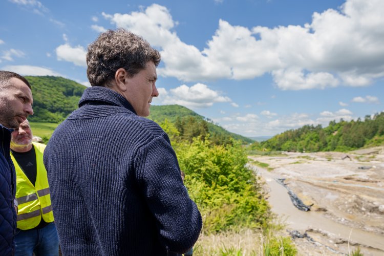 Nicușor Dan: Mii de oameni suferă la Praid, din cauza unui dezastru care putea fi prevenit