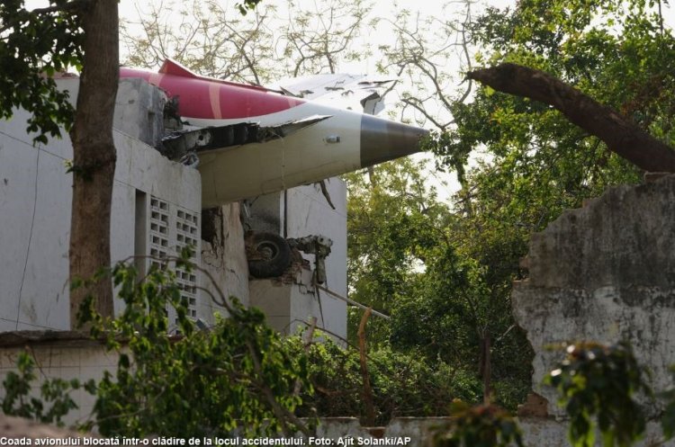 Tragedie aviatică în India: Aproape 300 de oameni au murit în urma impactului