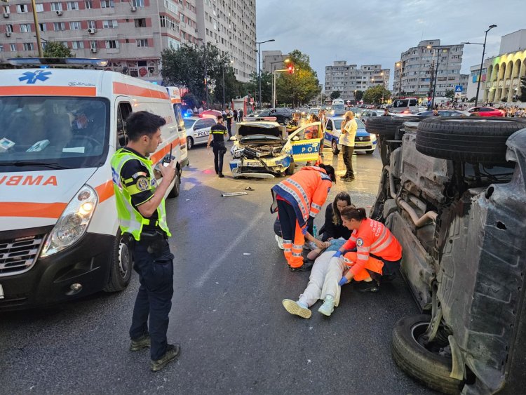 Autospecială de poliţie aflată în misiune, implicată în accident rutier pe un bulevard din Constanța