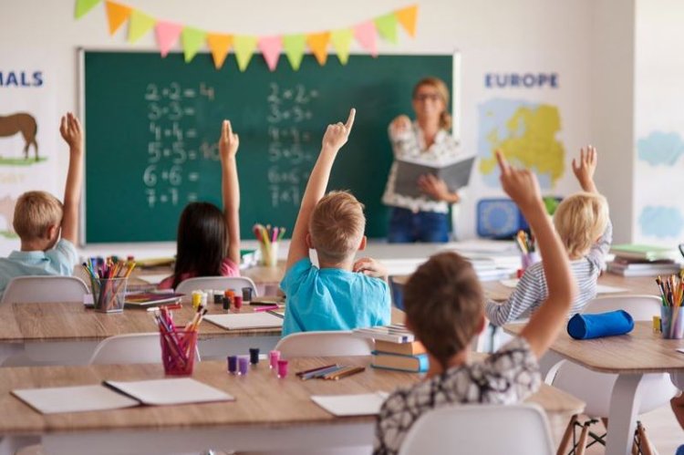 Bolojan, despre reforma burselor: Avem clase întregi cu burse de merit, dar la Bacalaureat iau note de 5 şi 6