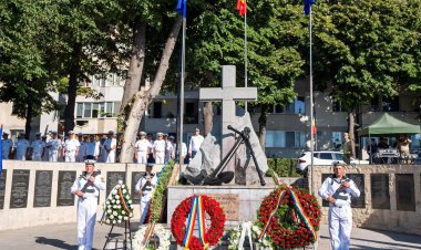 Ziua Recunoștinței marcată de marinarii militari la Monumentul Crucea Marinarilor din Constanța