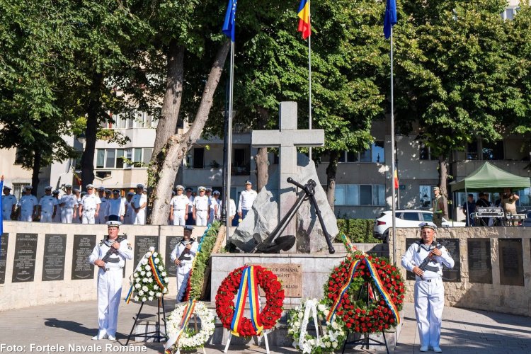 Ziua Recunoștinței marcată de marinarii militari la Monumentul Crucea Marinarilor din Constanța