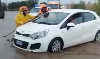 Bărbat salvat de pe capota autoturismului luat de viitură, transportat la spital