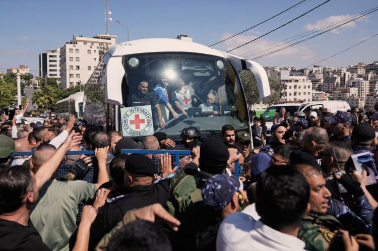 Israelul a început eliberarea deținuților palestinieni după revenirea ultimilor ostatici