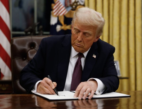 Donald Trump își pune semnătura pe viitoarele bancnote americane