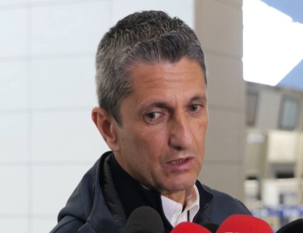Răzvan Lucescu, în lacrimi pe aeroport: Staţi cât mai mult de vorbă cu părinţii voştri