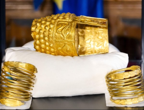 Coiful de la Coțofenești și cele două brățări de aur au fost aduse în țară
