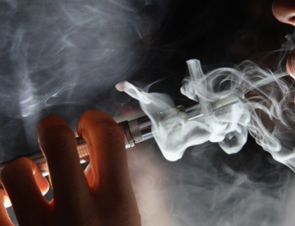 Țigările electronice și dispozitivele de vapat, interzise în spațiile publice închise