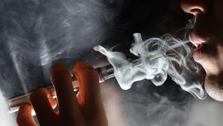 Țigările electronice și dispozitivele de vapat, interzise în spațiile publice închise