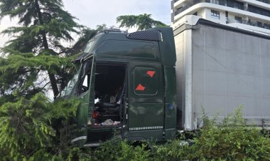 Un TIR a lovit mai multe mașini în Constanța. Şofer bătut de un poliţist local