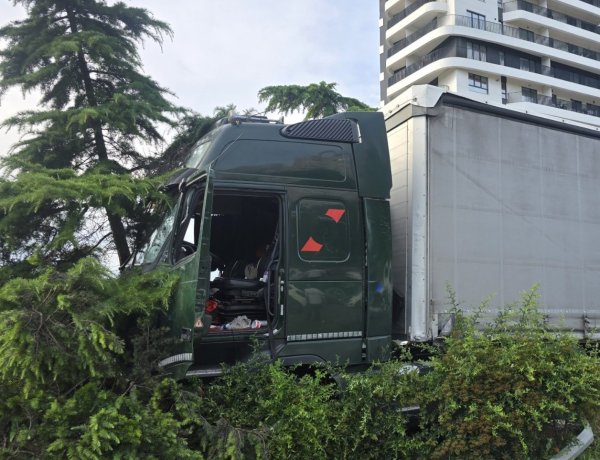 Un TIR a lovit mai multe mașini în Constanța. Şofer bătut de un poliţist local