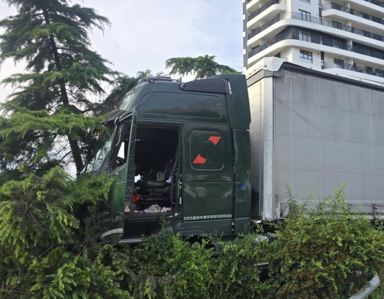 Un TIR a lovit mai multe mașini în Constanța. Şofer bătut de un poliţist local