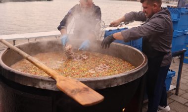 Cel mai mare borș pescăresc și cea mai lungă masă la malul mării au unit oameni, tradiții și comunități