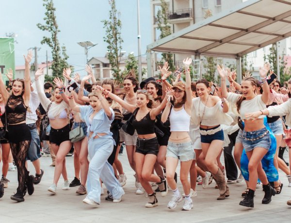 BEACH, PLEASE! 2026 a deschis oficial NIBIRU în fața a 90.000 de oameni