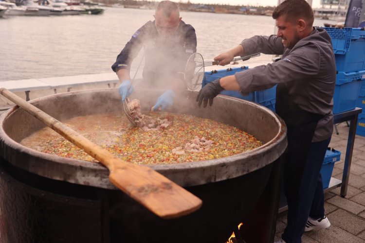 Cel mai mare borș pescăresc și cea mai lungă masă la malul mării au unit oameni, tradiții și comunități