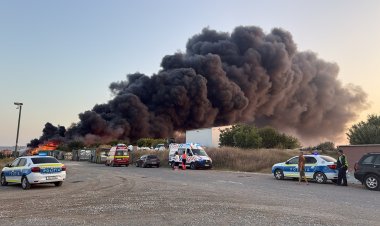 Incendiu de amploare la un centru de colectare mase plastice, la ieșire din Lumina. A fost emis mesaj Ro-Alert.