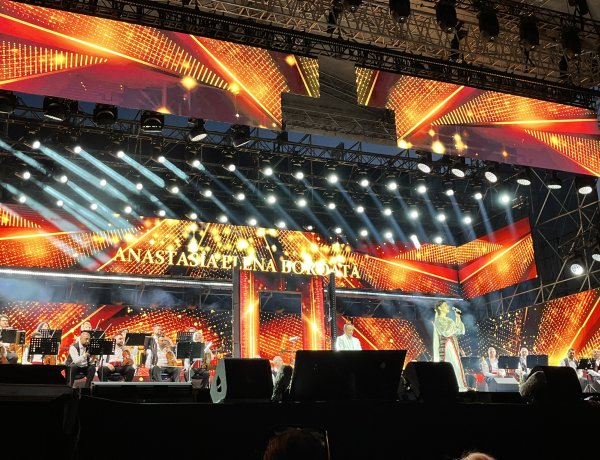 Ploaia a întrerupt cea de-a doua seară a Festivalului Național al Cântecului și Dansului Popular Românesc, dar concursul continuă