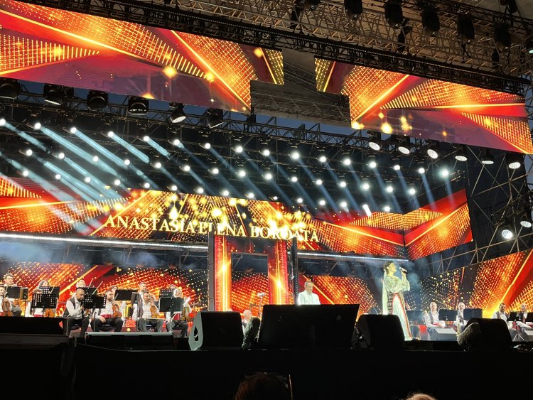 Ploaia a întrerupt cea de-a doua seară a Festivalului Național al Cântecului și Dansului Popular Românesc, dar concursul continuă