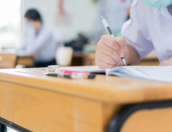 Guvernul a decis câți bani vor primi elevii ce au obținut media 10 la Bacalaureat și la Evaluarea Națională