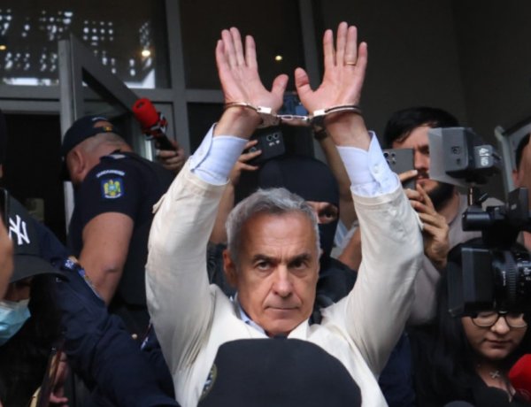 Călin Georgescu, scos în cătușe de la DIICOT. A fost reținut pentru 24 de ore.